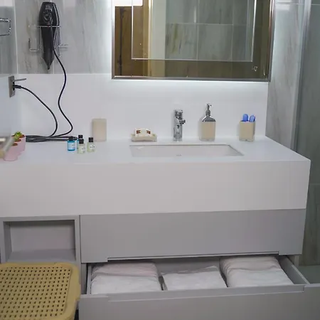 Brand-new Elegant 1-bedroom Apartment